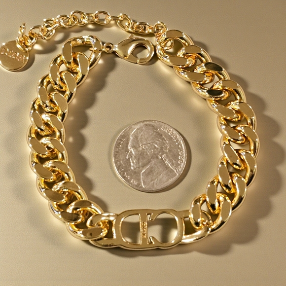 Large Gold Chain Link Bracelet - Picture 3 of 4